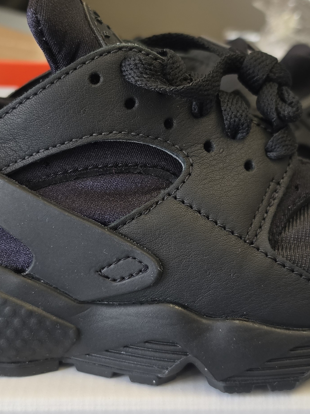 Nike Air Huarache "Triple Black / Anthracite" - Picture 5 of 12